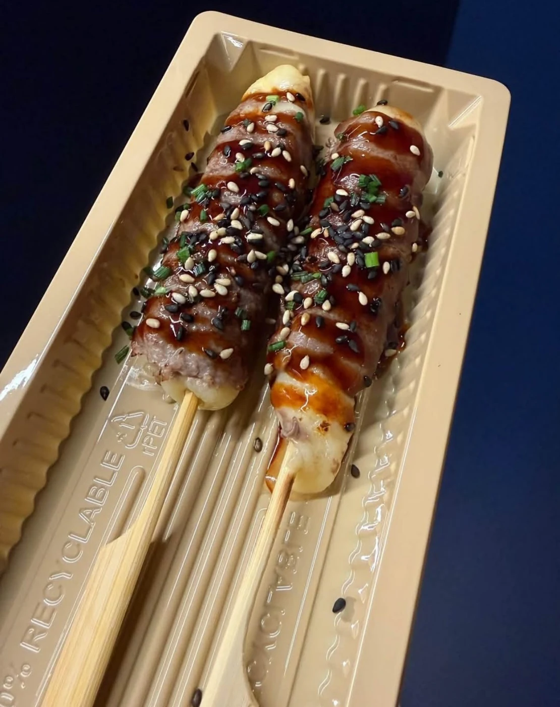 Brochettes croustillantes nappées de sauce