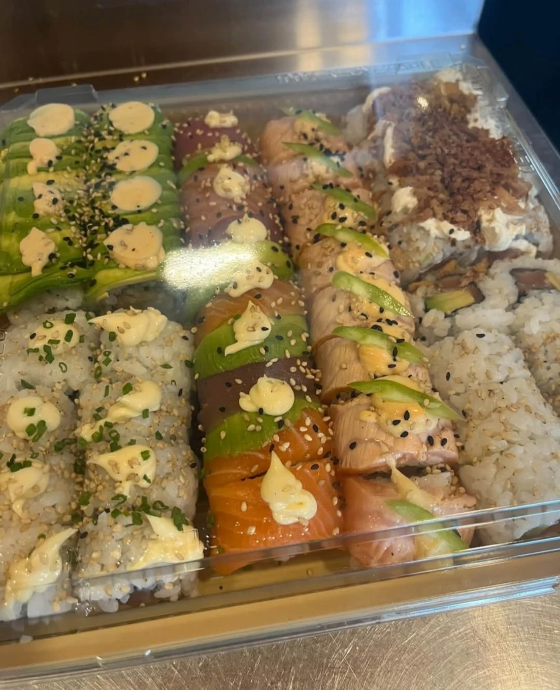 Grand assortiment de sushis, nigiris et rolls